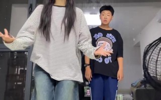 姐姐带弟弟逛街攻略（用游戏化方式带领弟弟体验购物乐趣）